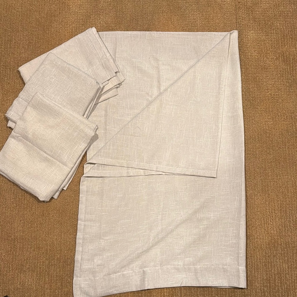 Elegant Cream Tablecloth and Napkin Set